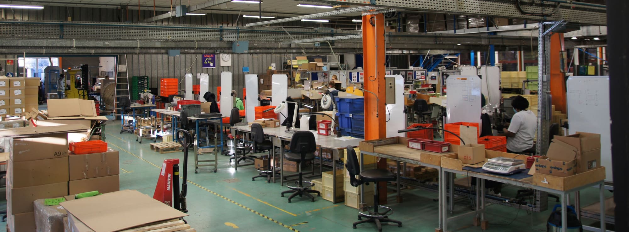 table de travail dans l'Atelier SIIS, spécialiste en sous traitance industrielle, Grenoble