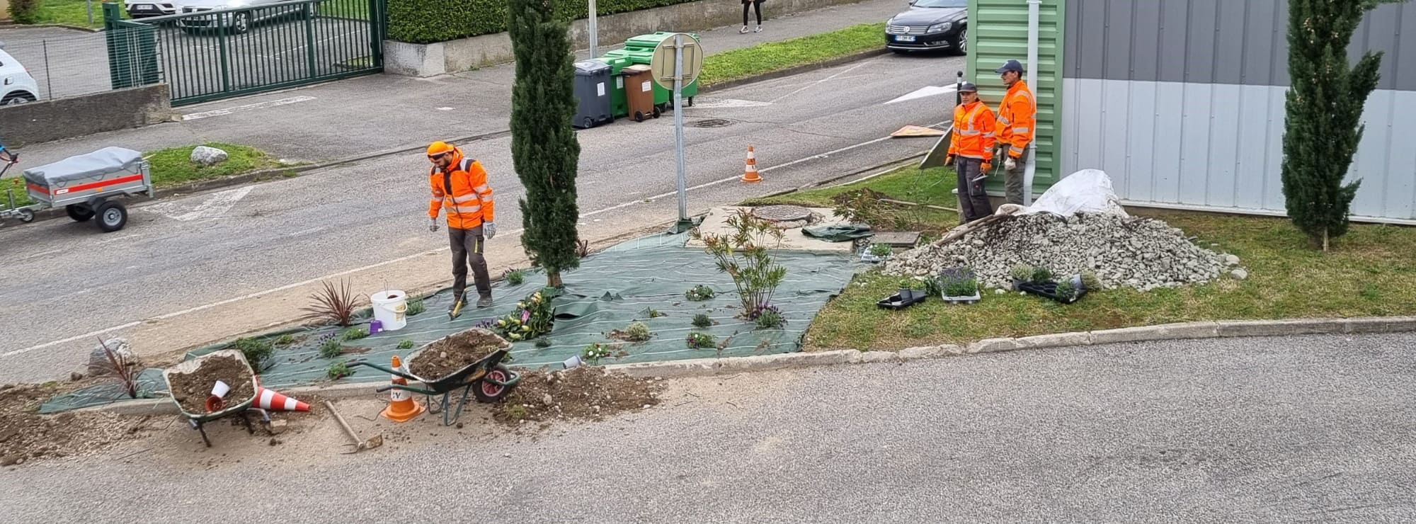 Mise en place de fleurs dans l'aménagement des espaces verts par l'Atelier SIIS