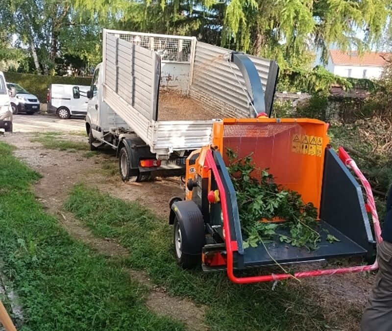 Elagage et broyage lors de l'entretien espaces verts grenoble, Isère