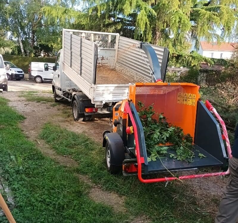 Elagage et broyage lors de l'entretien espaces verts grenoble, Isère