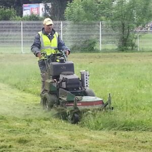 Tonte du gazon lors de l'entretien espaces verts grenoble, Isère