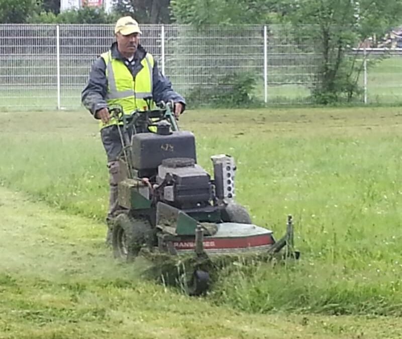Tonte du gazon lors de l'entretien espaces verts grenoble, Isère