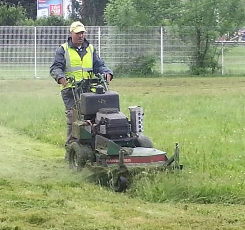 Tonte du gazon lors de l'entretien espaces verts grenoble, Isère