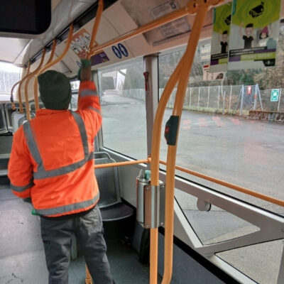Atelier SIIS qualifié dans le nettoyage mobilier urbain dont l'entretien intérieur de bus