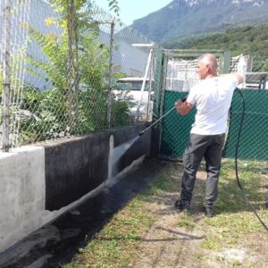 Employé utilisant un karcher lors de nettoyage mobilier urbain, Isère