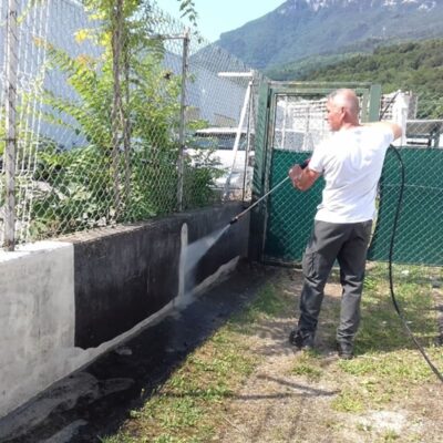 Employé utilisant un karcher lors de nettoyage mobilier urbain, Isère