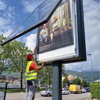 Qualification d'un employé de l'Atelier SIIS dans la pose affiche publicitaire