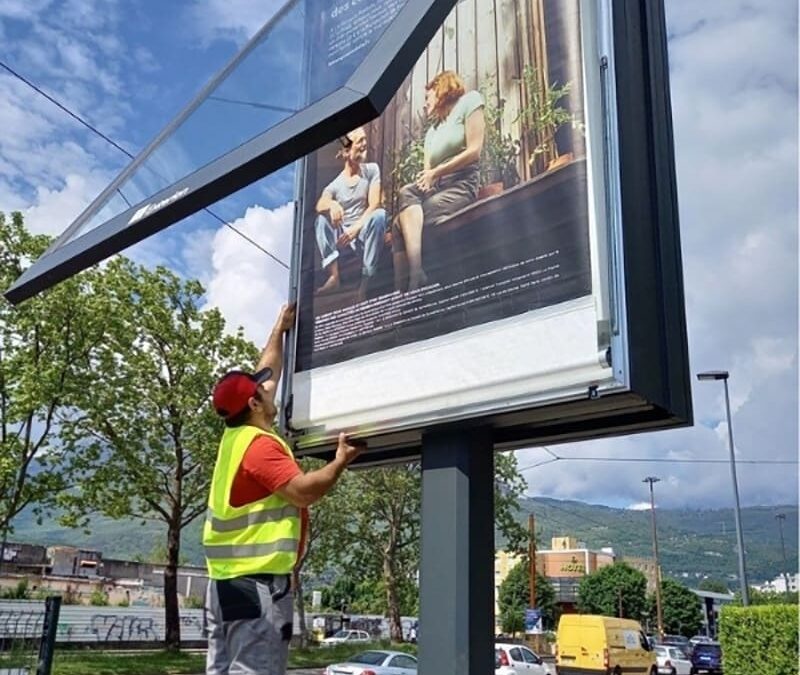 Qualification d'un employé de l'Atelier SIIS dans la pose affiche publicitaire