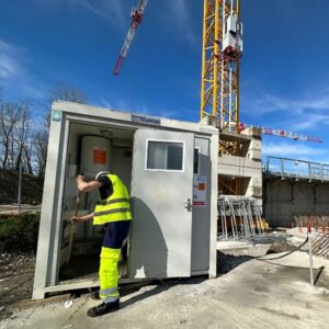 Intervention sur chantier de l'Atelier SIIS, qualifié en nettoyage mobilier urbain