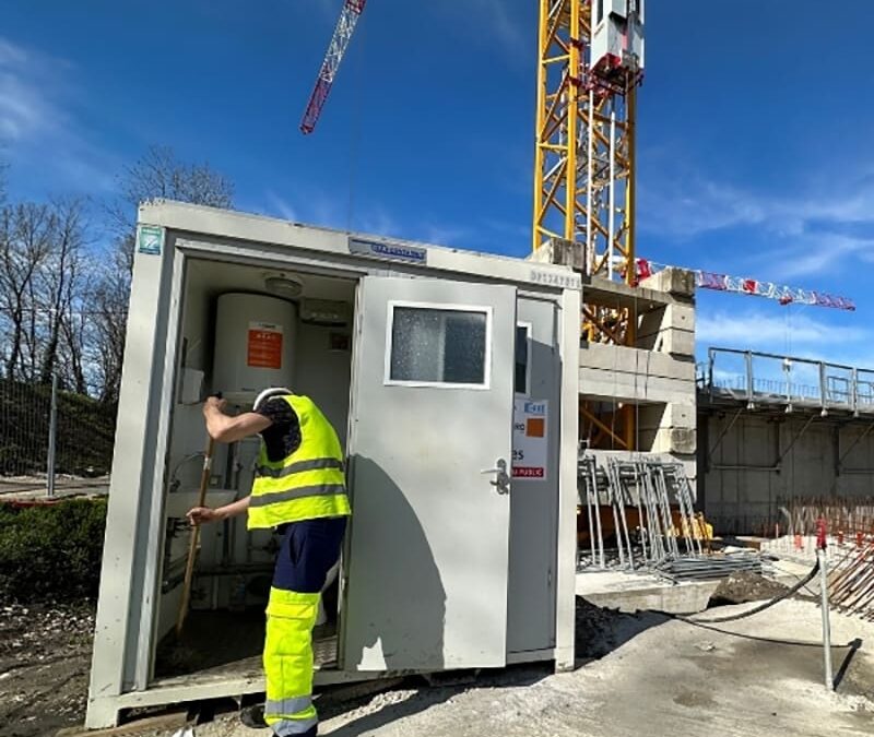 Intervention sur chantier de l'Atelier SIIS, qualifié en nettoyage mobilier urbain