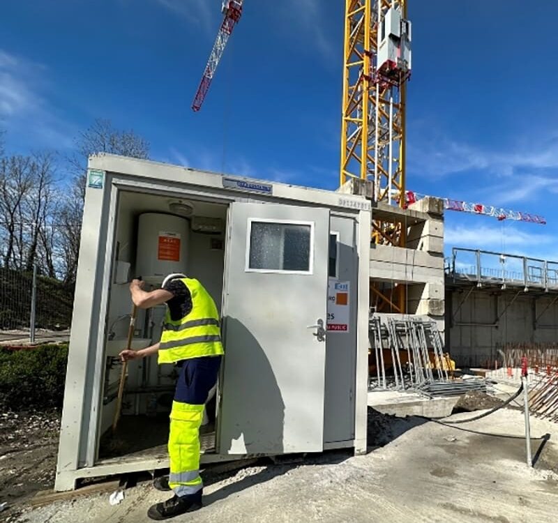Intervention sur chantier de l'Atelier SIIS, qualifié en nettoyage mobilier urbain
