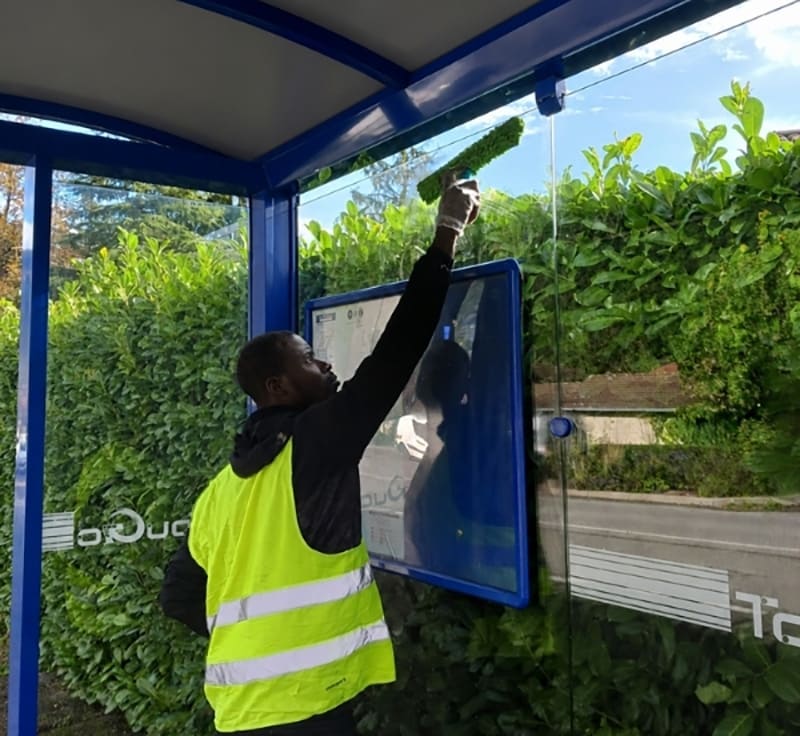 Nettoyage mobilier urbain, abribus, paroi vitrée arrêt de bus