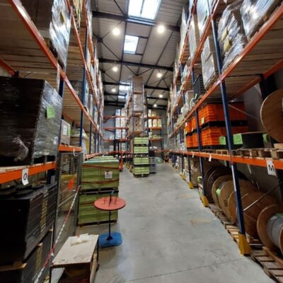 Stockage organisé dans le hangar d'une entreprise de sous traitance industrielle Grenoble