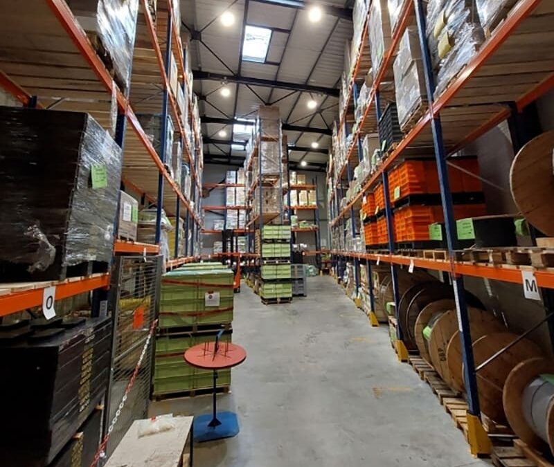 Stockage organisé dans le hangar d'une entreprise de sous traitance industrielle Grenoble