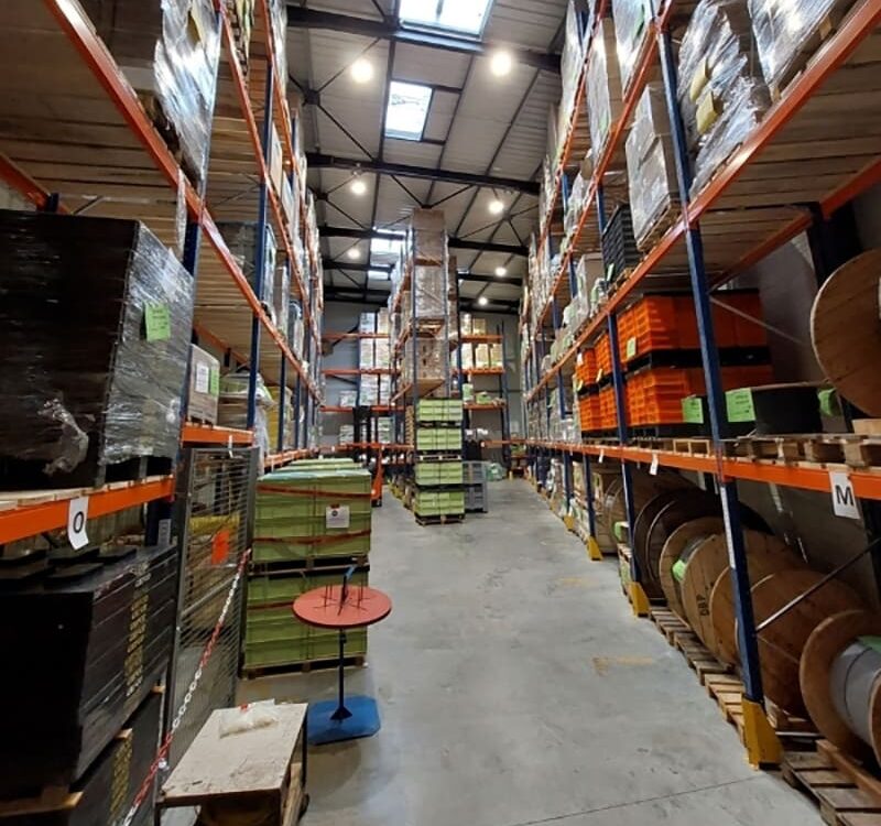Stockage organisé dans le hangar d'une entreprise de sous traitance industrielle Grenoble