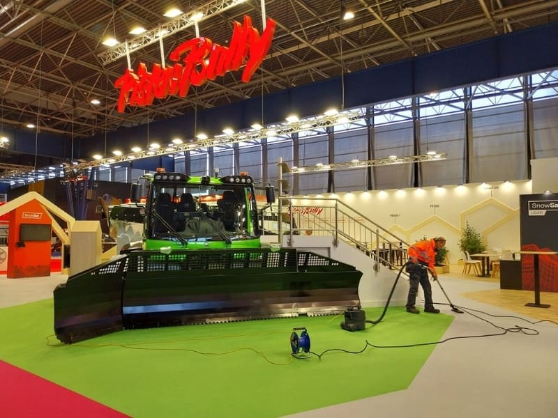 Installation d'un salon de machines par entreprise prestataire de services en Isère