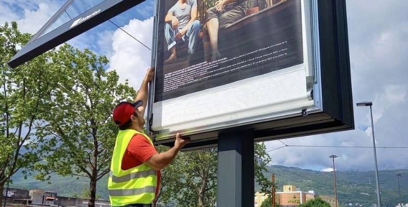 nettoyage mobilier urbain, affichage publicitaire avec l'équipe de l'Atelier SIIS, grenoble isère