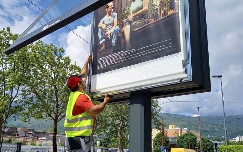 Petit ou grand format, pose affiche publicitaire par l'Atelier SIIS, Grenoble