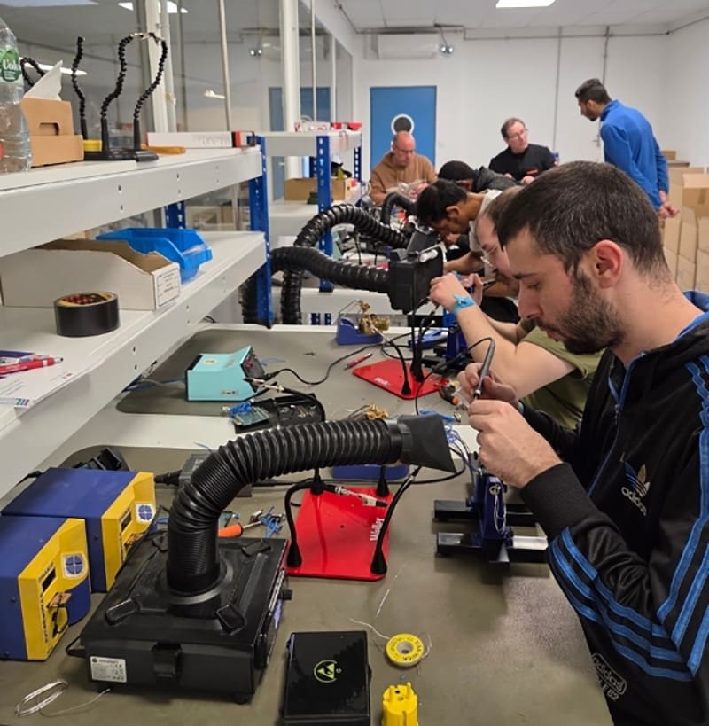 Différents posts adaptés aux besoin de chacun pour l'atelier de sou traitance industrielle.