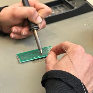 Soudure sur carte de circuit dans atelier de sous traitance industrielle, Isère