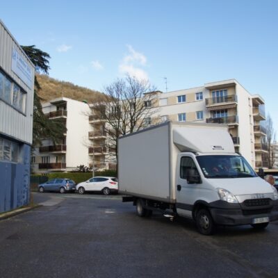 Transport de matériel par une fourgonnette de l'Atelier SIIS, prestataire de services