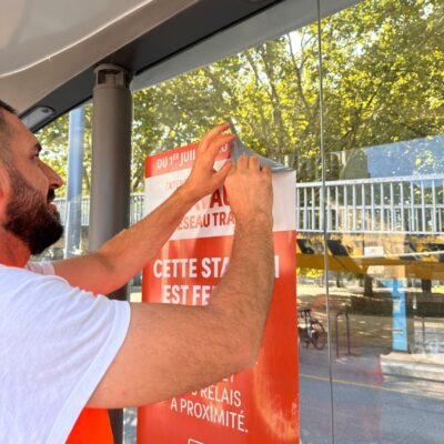 Pose affiche publicitaire par l'Atelier SIIS Isère, lors de travaux sur arrêt de bus