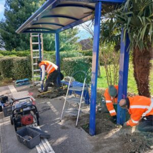 Travaux sur abribus par un prestataire de services en Isère