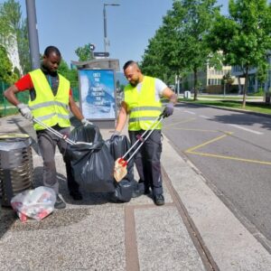 Ramassage de déchets à Grenoble par 2 employés de l'Atelier SIIS, entreprise nettoyage voirie