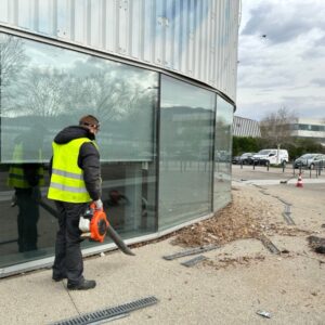 Nettoyage d'un chantier par un employé de Atelier SIIS, entreprise nettoyage voirie