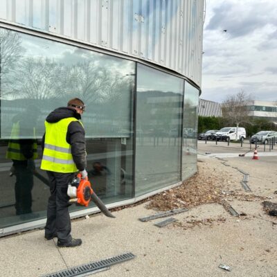 Nettoyage d'un chantier par un employé de Atelier SIIS, entreprise nettoyage voirie