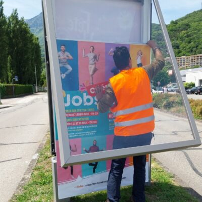 Pose affiche publicitaire en Isère par l'Atelier SIIS