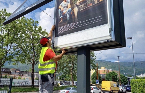 L'atelier siis fait de la pose d'affichage publicitaire et nettoyage mobilier urbain. 