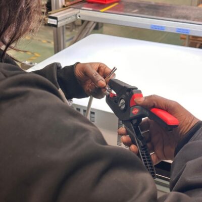 Prestataire de services Grenoble avec employé dénudant un fil électrique