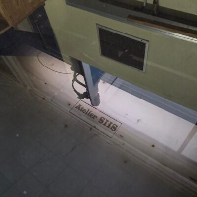 Graveuse conduite par un employé de l'Atelier SIIS, spécialisé en sous traitance industrielle