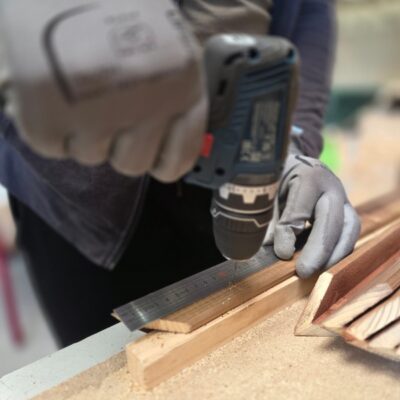 Précision d'une perforeuse bois par l'Atelier SIIS Isère, prestataire de services