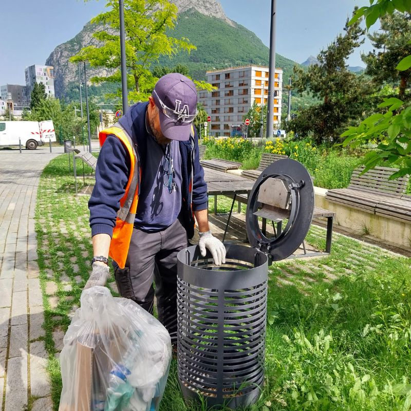 Nettoyage mobilier urbain à Grenoble par L'atelier SIIS